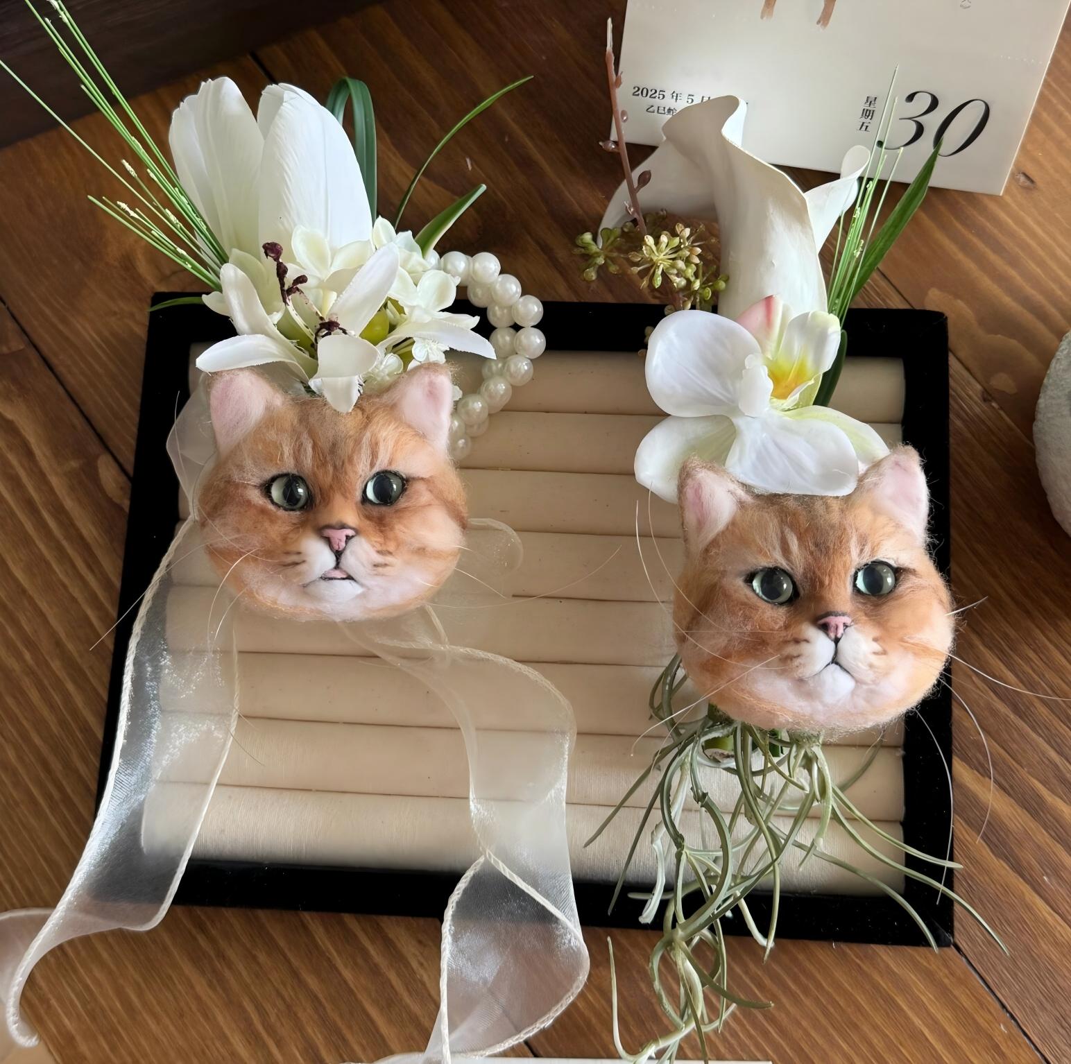Pet souvenir cat face plush in a gift box with white and yellow flowers